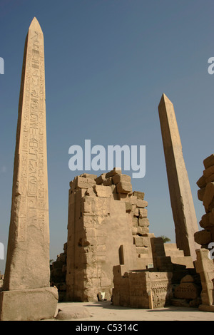 Les obélisques de la reine Hatchepsout et Thoutmosis I dans le Temple de Karnak, Louxor, Egypte Banque D'Images