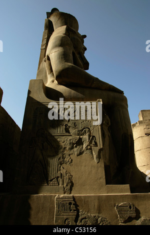 Les hiéroglyphes gravés sur le côté de la statue de Ramsès II dans le temple de Louxor, Egypte Banque D'Images