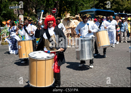 Paris, France - 3 juillet 2011 - batteurs et percussionnistes dans la rue pour le Carnaval tropical Banque D'Images