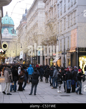 Les lumières de Noël scintillent au-dessus de la shoppers Sur le Kohlmarkt. Vienne, Autriche. Banque D'Images