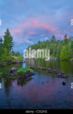 Sea Gull Lake, au lever du soleil, Boundary Waters Canoe Area Wilderness, Superior National Forest, Minnesota Banque D'Images