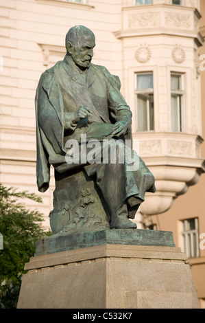 Prague - Statue de l'écrivain tchèque Alois Jirasek par Vltava Banque D'Images