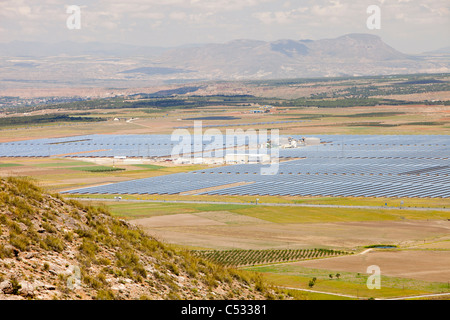 Le solaire d'Andasol près de Guadix, Espagne, la première et la plus grande centrale solaire thermique collecteurs paraboliques power station Banque D'Images