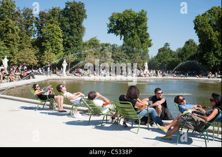 Paris France - Juillet 3, 2011 - Les gens en plein air relaxant Jardin des Tuileries Banque D'Images