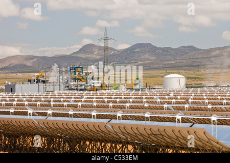 Le solaire d'Andasol près de Guadix, Espagne, la première et la plus grande centrale solaire thermique collecteurs paraboliques power station Banque D'Images