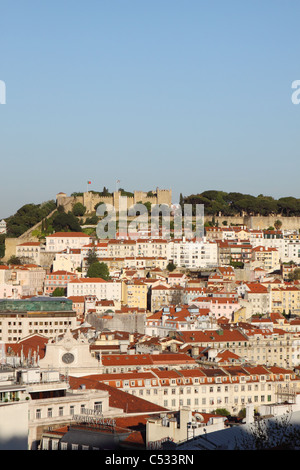 Lisbonne Portugal l'Alfama avec le Castelo de Sao Jorge Castle dans la soirée vu de Miradouro de Sao Pedro Banque D'Images