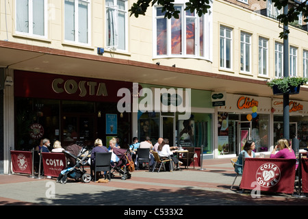 Les clients de l'extérieur de détente un café costa en Angleterre southsea Banque D'Images