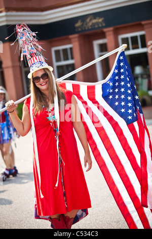 Une femme habillé en costume patriotique dans l'I'on Community 4 juillet parade. Banque D'Images