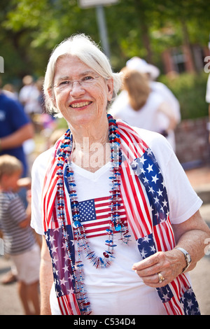 Une femme âgée habillés en costume patriotique dans l'I'on Community 4 juillet parade. Banque D'Images