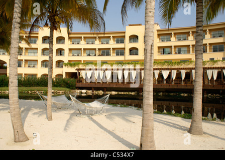 Des hamacs à l'Hacienda Tres Rios Resort tout compris sur la Riviera Maya, Quintana Roo, Mexique Banque D'Images