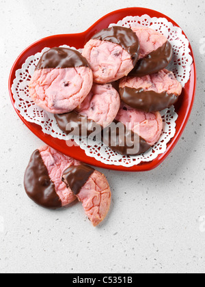 Cookies fraises trempées dans le chocolat Banque D'Images