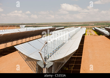 Le solaire d'Andasol près de Guadix, Espagne, la première et la plus grande centrale solaire thermique collecteurs paraboliques power station Banque D'Images