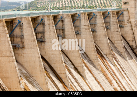 L'Iznajar hydro electric power station à proximité d'Antequera en Andalousie, espagne. Banque D'Images