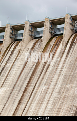 L'Iznajar hydro electric power station à proximité d'Antequera en Andalousie, espagne. Banque D'Images