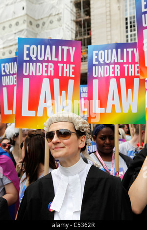 Gay-avocats faisant campagne pour l'égalité dans la loi dans le Londres Gay Pride Parade 2011 Banque D'Images