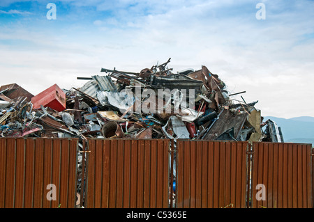 Ferraille sur fond de ciel bleu Banque D'Images