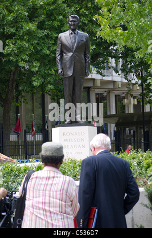 Statue de Ronald Reagan, ancien Président des Etats-Unis, a dévoilé près de l'ambassade des États-Unis à Grosvenor Square Londres le 4 juillet 2011 Banque D'Images