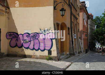 Graffiti dans un backstreet de la vieille ville de Varsovie, Pologne. Banque D'Images