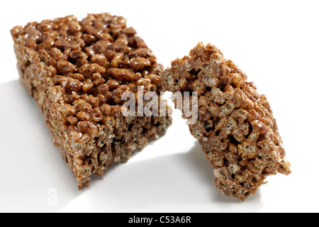 Carrés aux Rice Krispies Kelloggs barre céréalière chocolatée de moitié Banque D'Images