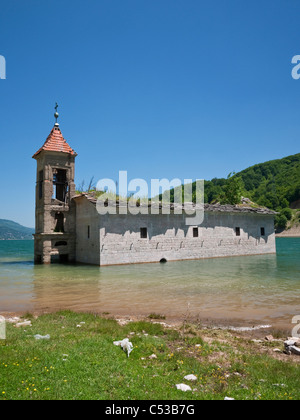 En contrebas de l'église de Saint-Nicolas à Mavrovo, Macédoine - une victime de l'hydroélectrique réservoir de Mavrovo. Banque D'Images