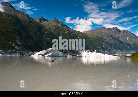 Kayak homme parmi les icebergs dans le lac à Valdez Glacier's terminus, Southcentral Alaska, l'été Banque D'Images
