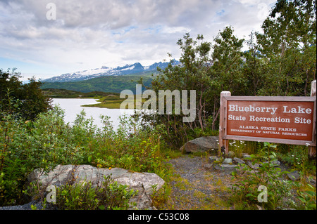 Vue panoramique de Blueberry Lake State Recreation site et signer à Thompson Pass, Southcentral Alaska, l'été Banque D'Images