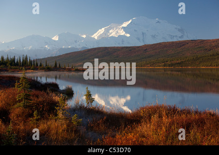 Vue panoramique de la partie nord de Mt. McKinley se reflétant dans Wonder Lake, Denali National Park et de préserver, l'intérieur de l'Alaska, l'automne Banque D'Images