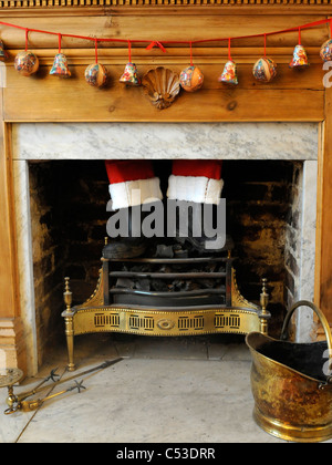 Le Père Noël coincé dans une cheminée. Banque D'Images