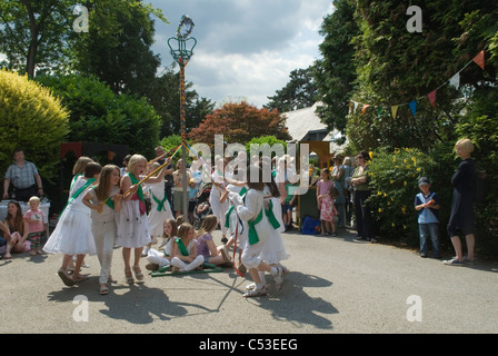 Maypole dancing Uk. Les enfants dansant autour d'un pôle peut Binche fête du village Richmond Surrey 2011 2010S UK. Banque D'Images