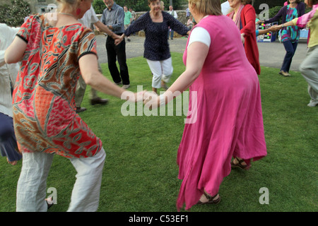 PEPLE LA DANSE À LA MUSIQUE FOLKLORIQUE TRADITIONNELLE ANGLAISE DANS UN CEILIDH AU FARM dans le Somerset, England, UK Banque D'Images