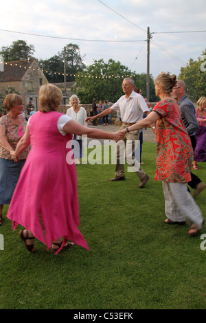 PEPLE LA DANSE À LA MUSIQUE FOLKLORIQUE TRADITIONNELLE ANGLAISE DANS UN CEILIDH AU FARM dans le Somerset, England, UK Banque D'Images