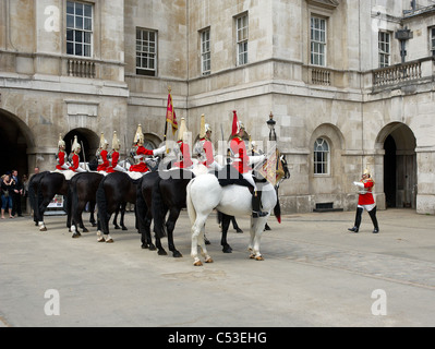 Canada troopers de la Household Cavalry alignés dans la cour de Horse Guards à Londres. Banque D'Images