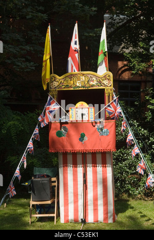 Punch et Judy show en attente de départ. Prochain spectacle à 15h30. Binche fête du village Richmond Surrey UK. HOMER SYKES Banque D'Images