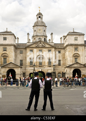 Deux agents de la Police métropolitaine à l'extérieur de Horse Guards à Londres. Banque D'Images