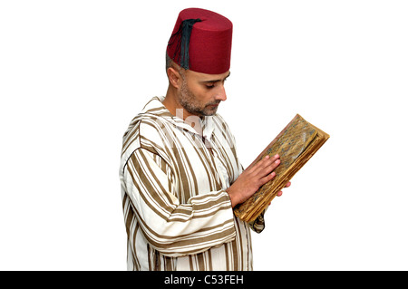 L'homme arabe avec de très vieux livre isolé dans White Banque D'Images