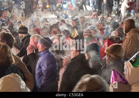 Foule se rassemble pour apporter de la nouvelle année à Town Square Park, centre-ville d'Anchorage, Southcentral Alaska, Winter Banque D'Images