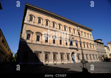 Italie, Rome, Piazza Farnese, Palazzo Farnese Banque D'Images