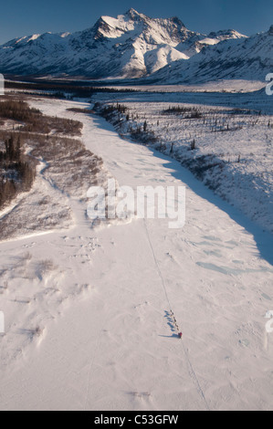 L'équipe de chien mushing sur l'embranchement nord de la rivière Koyukuk dans Gates of the Arctic National Park, Alaska Banque D'Images