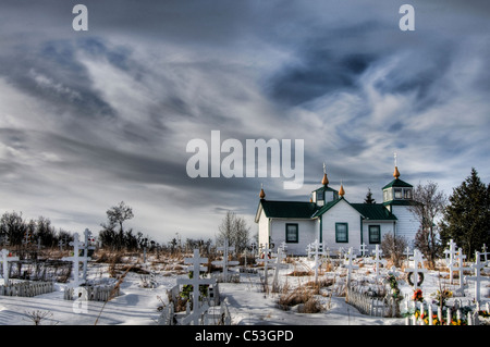 Ciel d'hiver spectaculaire au cours de la transfiguration de notre Seigneur dans l'Église orthodoxe russe Ninilchik, péninsule de Kenai, Alaska. HDR Banque D'Images