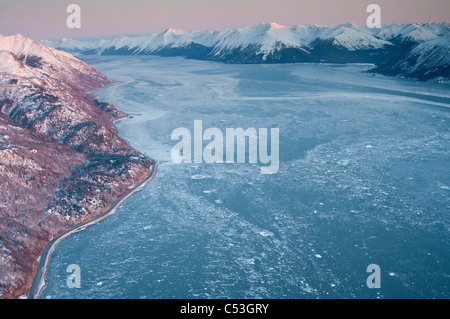 Vue aérienne de l'Turnagain Arm et Seward Highway au sud d'Anchorage, Southcentral Alaska, Winter Banque D'Images