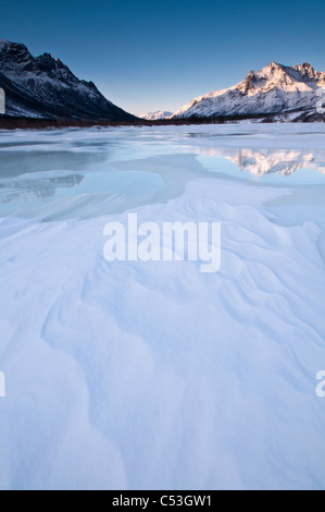 Alpenglow sur Boreal Mountain se reflète sur la glace de trop-plein, dans Gates of the Arctic National Park, Alaska Banque D'Images