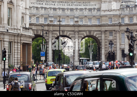 L'Admiralty Arch et le Mall Londres Angleterre Banque D'Images