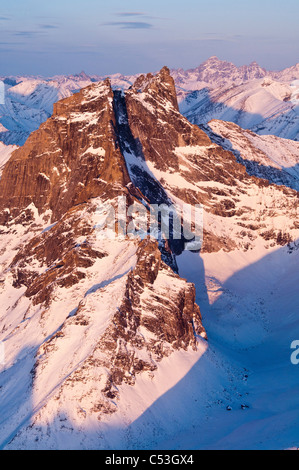 Matin Vue aérienne de Arrigetch Peaks dans la chaîne de Brooks,portes du Parc National de l'Arctique, l'Alaska arctique, l'hiver Banque D'Images