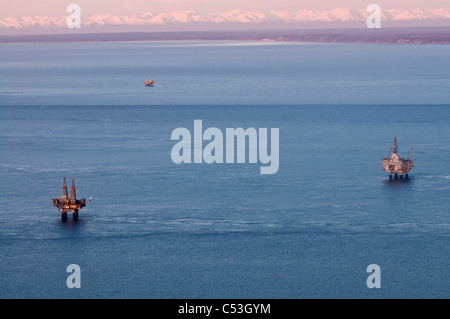 Vue aérienne de soirée plate-forme pétrolière à Cook Inlet, Southcentral Alaska, Winter Banque D'Images