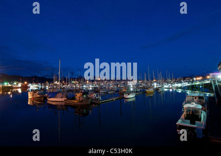 Vue nocturne de la Seward petit bateau port, péninsule de Kenai, Southcentral Alaska, printemps Banque D'Images