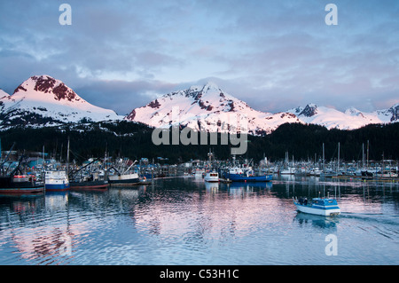 Vue panoramique sur le port et petit bateau Cordova alpenglow sur les montagnes Chugach, Orca Inlet, Southcentral Alaska, printemps Banque D'Images