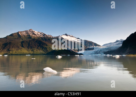 Vue panoramique d'icebergs flottant dans le lac Mendenhall Glacier Mendenhall avec en arrière-plan, Juneau, Alaska Banque D'Images