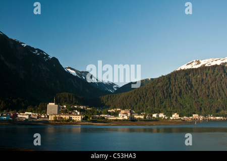 Le centre-ville de Juneau, vue de l'île Douglas, le sud-est de l'Alaska, l'été Banque D'Images