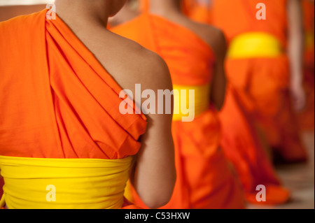 Les moines novices priaient à Wat Sri Soda, Chiang Mai, Thaïlande Banque D'Images