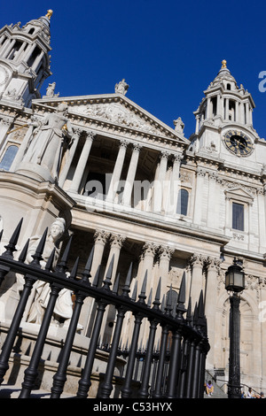 L'aspect de la Cathédrale St Paul dans la ville de Londres. Banque D'Images